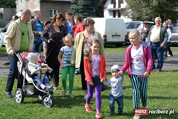 Zdjęcie w galerii na portalu naszraciborz.pl: Zabełków - na znak pokoju wypuścili gołębie wiadomości z regionu