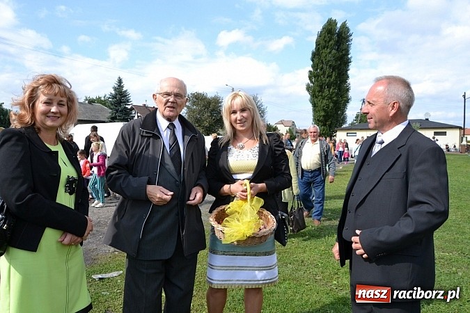 Zdjęcie w galerii na portalu naszraciborz.pl: Zabełków - na znak pokoju wypuścili gołębie wiadomości z regionu