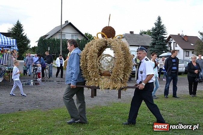 Zdjęcie w galerii na portalu naszraciborz.pl: Zabełków - na znak pokoju wypuścili gołębie wiadomości z regionu