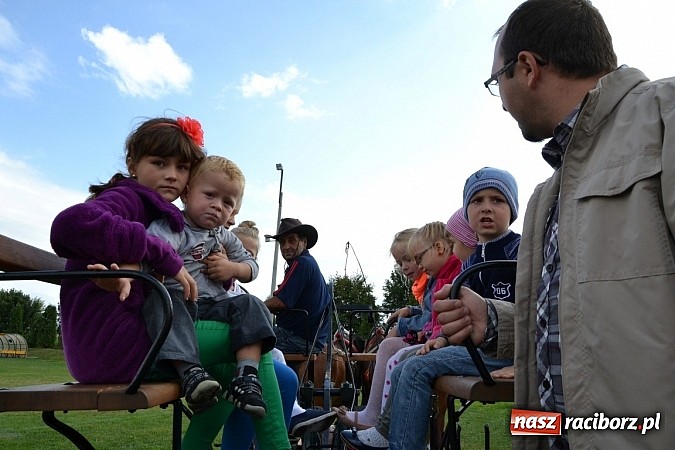Zdjęcie w galerii na portalu naszraciborz.pl: Zabełków - na znak pokoju wypuścili gołębie wiadomości z regionu