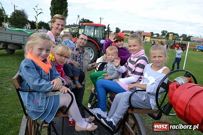 Zdjęcie w galerii na portalu naszraciborz.pl: Zabełków - na znak pokoju wypuścili gołębie wiadomości z regionu