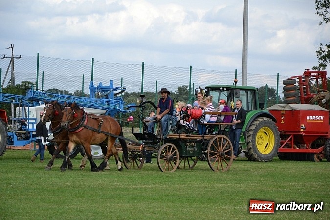 Zdjęcie w galerii na portalu naszraciborz.pl: Zabełków - na znak pokoju wypuścili gołębie wiadomości z regionu