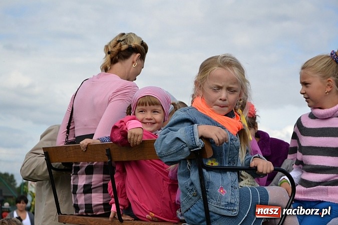 Zdjęcie w galerii na portalu naszraciborz.pl: Zabełków - na znak pokoju wypuścili gołębie wiadomości z regionu