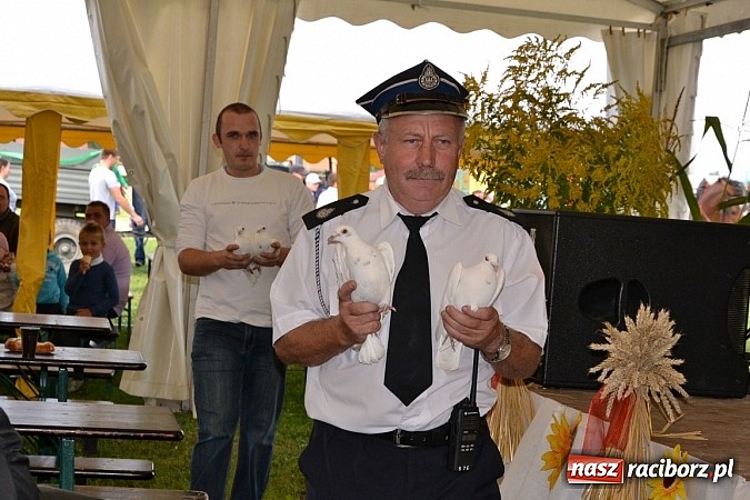 Zdjęcie w galerii na portalu naszraciborz.pl: Zabełków - na znak pokoju wypuścili gołębie wiadomości z regionu