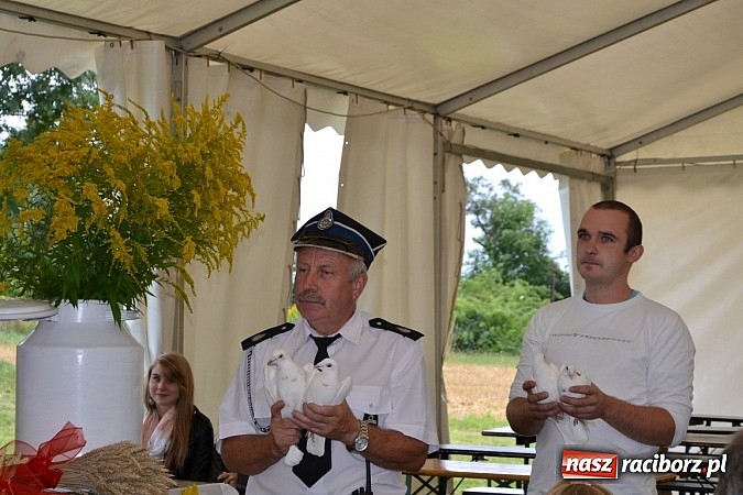 Zdjęcie w galerii na portalu naszraciborz.pl: Zabełków - na znak pokoju wypuścili gołębie wiadomości z regionu