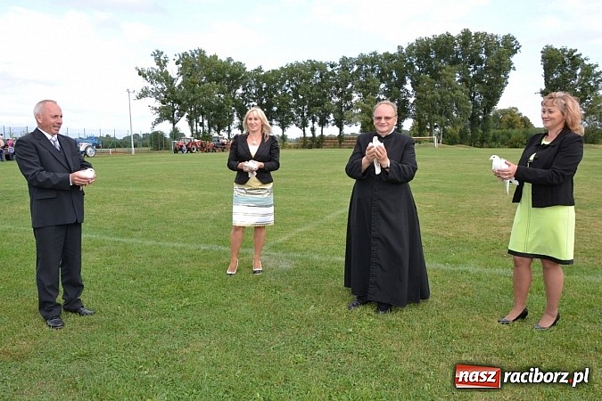 Zdjęcie w galerii na portalu naszraciborz.pl: Zabełków - na znak pokoju wypuścili gołębie wiadomości z regionu