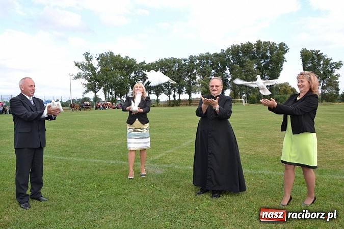 Zdjęcie w galerii na portalu naszraciborz.pl: Zabełków - na znak pokoju wypuścili gołębie wiadomości z regionu