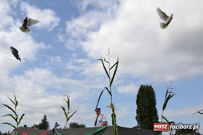 Zdjęcie w galerii na portalu naszraciborz.pl: Zabełków - na znak pokoju wypuścili gołębie wiadomości z regionu