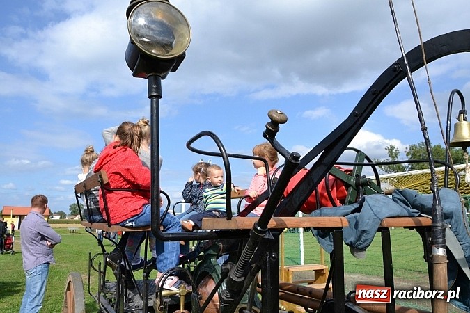 Zdjęcie w galerii na portalu naszraciborz.pl: Zabełków - na znak pokoju wypuścili gołębie wiadomości z regionu