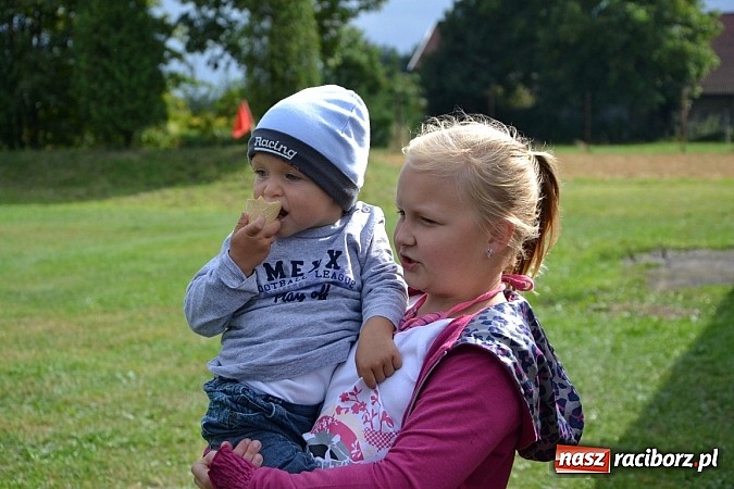 Zdjęcie w galerii na portalu naszraciborz.pl: Zabełków - na znak pokoju wypuścili gołębie wiadomości z regionu
