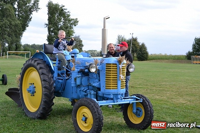 Zdjęcie w galerii na portalu naszraciborz.pl: Zabełków - na znak pokoju wypuścili gołębie wiadomości z regionu