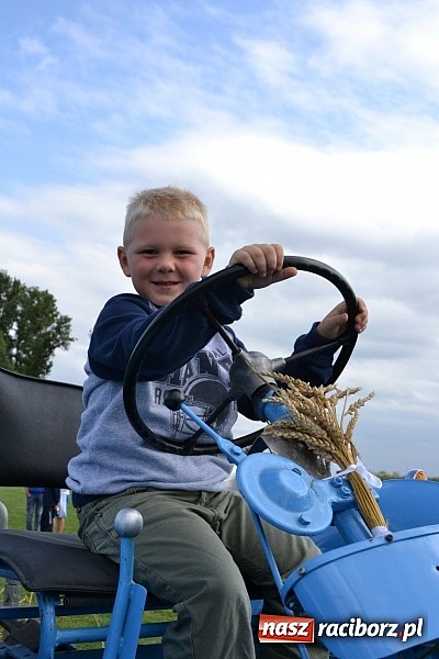 Zdjęcie w galerii na portalu naszraciborz.pl: Zabełków - na znak pokoju wypuścili gołębie wiadomości z regionu