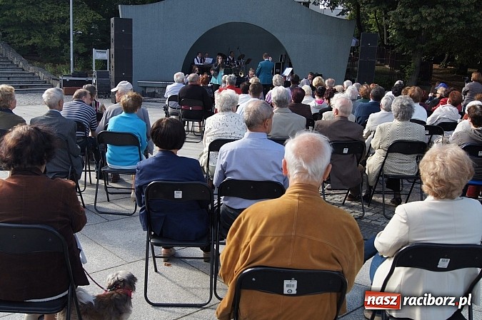 Zdjęcie w galerii na portalu naszraciborz.pl: W parku zagrała Plania wraz z Agnieszką Porwoł wiadomości z regionu