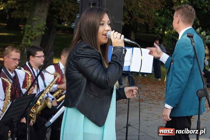 Zdjęcie w galerii na portalu naszraciborz.pl: W parku zagrała Plania wraz z Agnieszką Porwoł wiadomości z regionu
