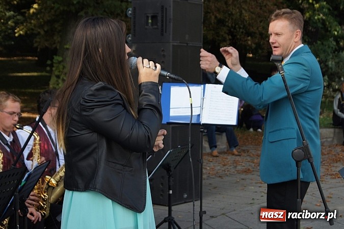 Zdjęcie w galerii na portalu naszraciborz.pl: W parku zagrała Plania wraz z Agnieszką Porwoł wiadomości z regionu