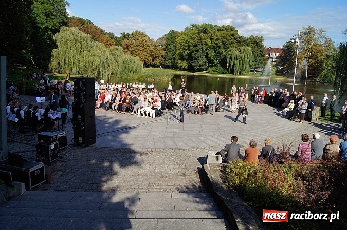 Zdjęcie w galerii na portalu naszraciborz.pl: W parku zagrała Plania wraz z Agnieszką Porwoł wiadomości z regionu