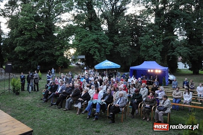 Zdjęcie w galerii na portalu naszraciborz.pl: Łubowice. Podróż sentymentalna z Martą Klubowicz i artystami Piwnicy pod Baranami wiadomości z regionu