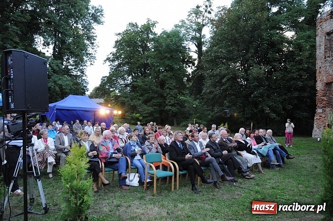 Zdjęcie w galerii na portalu naszraciborz.pl: Łubowice. Podróż sentymentalna z Martą Klubowicz i artystami Piwnicy pod Baranami wiadomości z regionu