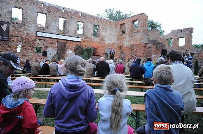 Zdjęcie w galerii na portalu naszraciborz.pl: Łubowice. Podróż sentymentalna z Martą Klubowicz i artystami Piwnicy pod Baranami wiadomości z regionu