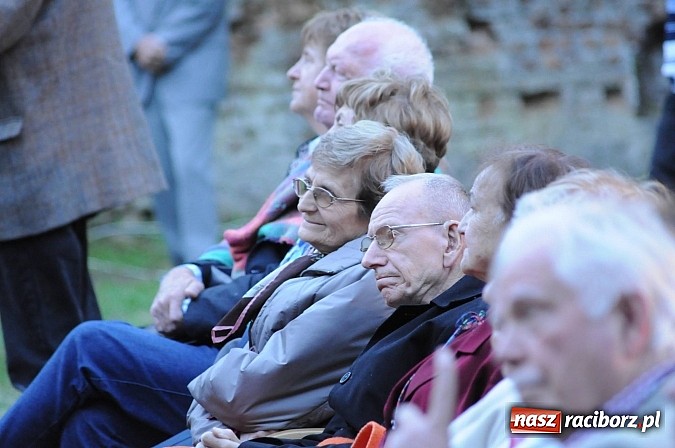 Zdjęcie w galerii na portalu naszraciborz.pl: Łubowice. Podróż sentymentalna z Martą Klubowicz i artystami Piwnicy pod Baranami wiadomości z regionu