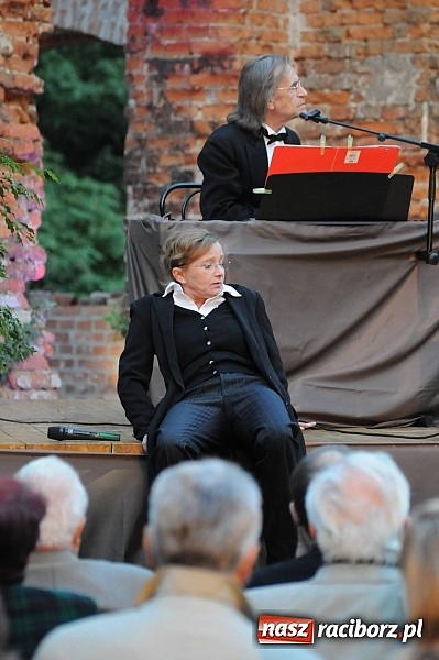 Zdjęcie w galerii na portalu naszraciborz.pl: Łubowice. Podróż sentymentalna z Martą Klubowicz i artystami Piwnicy pod Baranami wiadomości z regionu