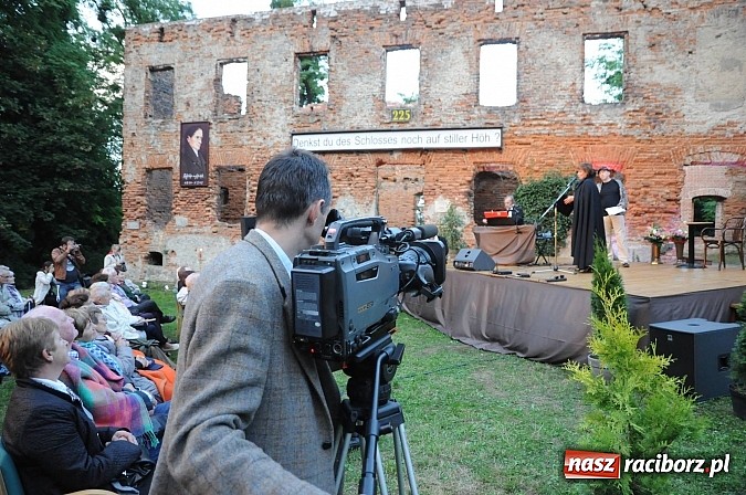 Zdjęcie w galerii na portalu naszraciborz.pl: Łubowice. Podróż sentymentalna z Martą Klubowicz i artystami Piwnicy pod Baranami wiadomości z regionu