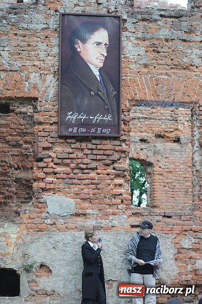 Zdjęcie w galerii na portalu naszraciborz.pl: Łubowice. Podróż sentymentalna z Martą Klubowicz i artystami Piwnicy pod Baranami wiadomości z regionu