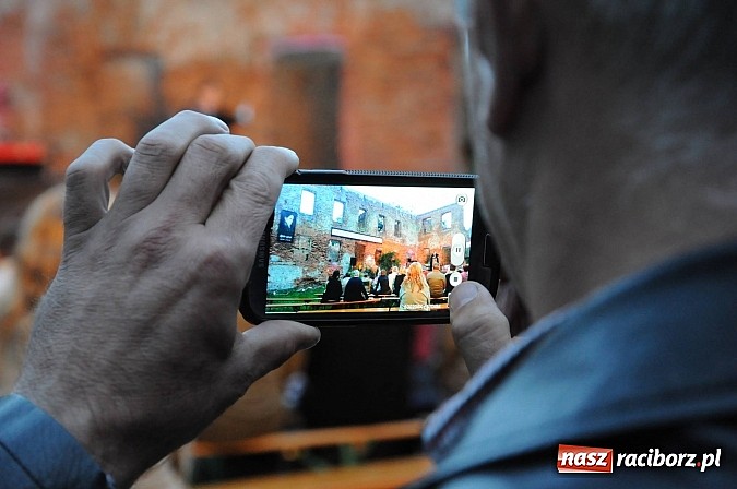 Zdjęcie w galerii na portalu naszraciborz.pl: Łubowice. Podróż sentymentalna z Martą Klubowicz i artystami Piwnicy pod Baranami wiadomości z regionu
