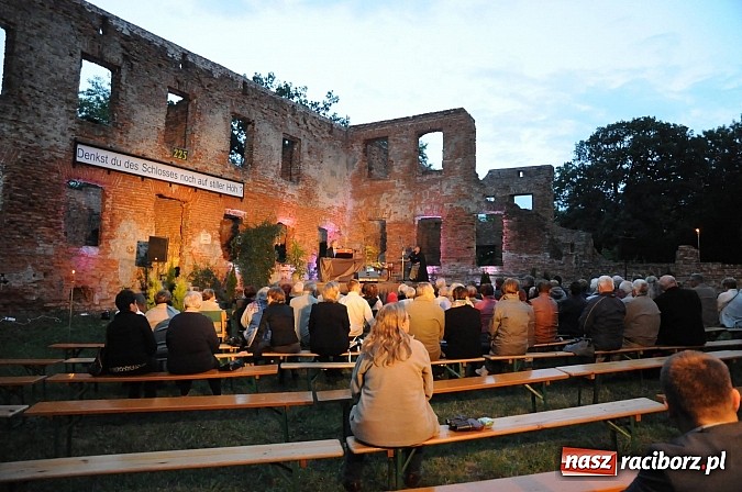 Zdjęcie w galerii na portalu naszraciborz.pl: Łubowice. Podróż sentymentalna z Martą Klubowicz i artystami Piwnicy pod Baranami wiadomości z regionu