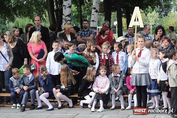 Zdjęcie w galerii na portalu naszraciborz.pl: Zabrzmiał pierwszy dzwonek. Już tylko rok szkolny do wakacji! wiadomości z regionu