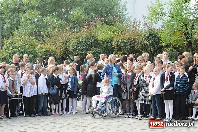 Zdjęcie w galerii na portalu naszraciborz.pl: Zabrzmiał pierwszy dzwonek. Już tylko rok szkolny do wakacji! wiadomości z regionu