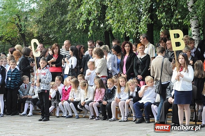 Zdjęcie w galerii na portalu naszraciborz.pl: Zabrzmiał pierwszy dzwonek. Już tylko rok szkolny do wakacji! wiadomości z regionu