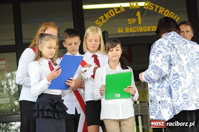 Zdjęcie w galerii na portalu naszraciborz.pl: Zabrzmiał pierwszy dzwonek. Już tylko rok szkolny do wakacji! wiadomości z regionu