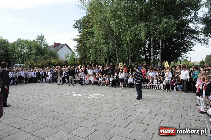 Zdjęcie w galerii na portalu naszraciborz.pl: Zabrzmiał pierwszy dzwonek. Już tylko rok szkolny do wakacji! wiadomości z regionu