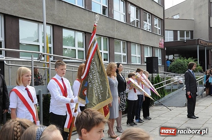 Zdjęcie w galerii na portalu naszraciborz.pl: Zabrzmiał pierwszy dzwonek. Już tylko rok szkolny do wakacji! wiadomości z regionu