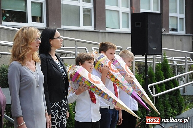 Zdjęcie w galerii na portalu naszraciborz.pl: Zabrzmiał pierwszy dzwonek. Już tylko rok szkolny do wakacji! wiadomości z regionu