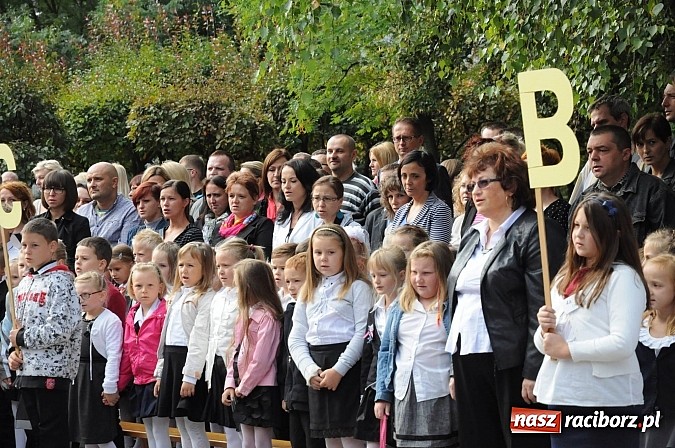 Zdjęcie w galerii na portalu naszraciborz.pl: Zabrzmiał pierwszy dzwonek. Już tylko rok szkolny do wakacji! wiadomości z regionu