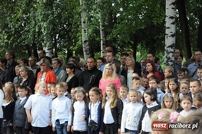 Zdjęcie w galerii na portalu naszraciborz.pl: Zabrzmiał pierwszy dzwonek. Już tylko rok szkolny do wakacji! wiadomości z regionu