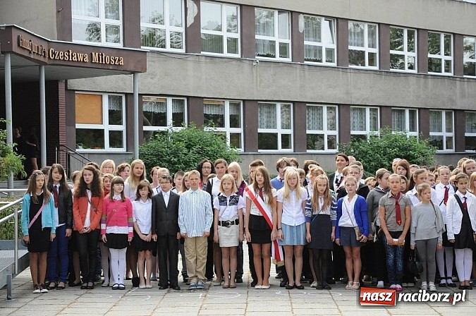 Zdjęcie w galerii na portalu naszraciborz.pl: Zabrzmiał pierwszy dzwonek. Już tylko rok szkolny do wakacji! wiadomości z regionu