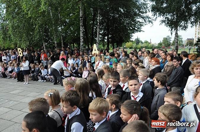 Zdjęcie w galerii na portalu naszraciborz.pl: Zabrzmiał pierwszy dzwonek. Już tylko rok szkolny do wakacji! wiadomości z regionu