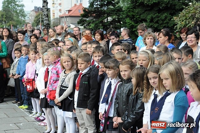 Zdjęcie w galerii na portalu naszraciborz.pl: Zabrzmiał pierwszy dzwonek. Już tylko rok szkolny do wakacji! wiadomości z regionu