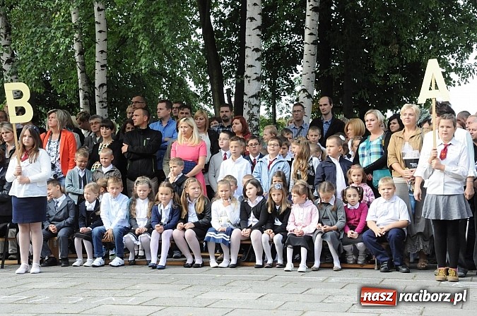 Zdjęcie w galerii na portalu naszraciborz.pl: Zabrzmiał pierwszy dzwonek. Już tylko rok szkolny do wakacji! wiadomości z regionu