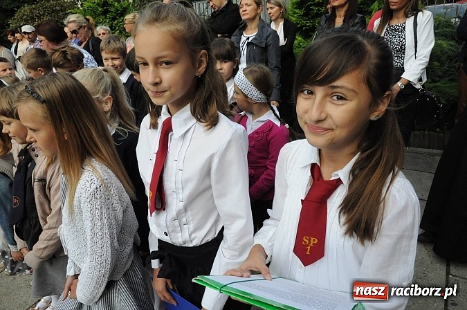 Zdjęcie w galerii na portalu naszraciborz.pl: Zabrzmiał pierwszy dzwonek. Już tylko rok szkolny do wakacji! wiadomości z regionu