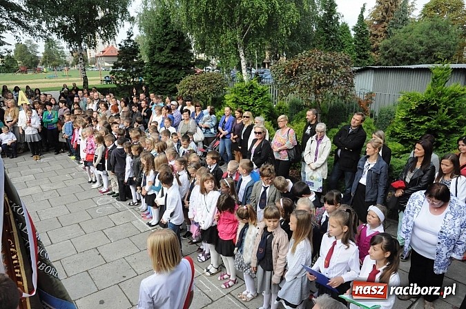 Zdjęcie w galerii na portalu naszraciborz.pl: Zabrzmiał pierwszy dzwonek. Już tylko rok szkolny do wakacji! wiadomości z regionu