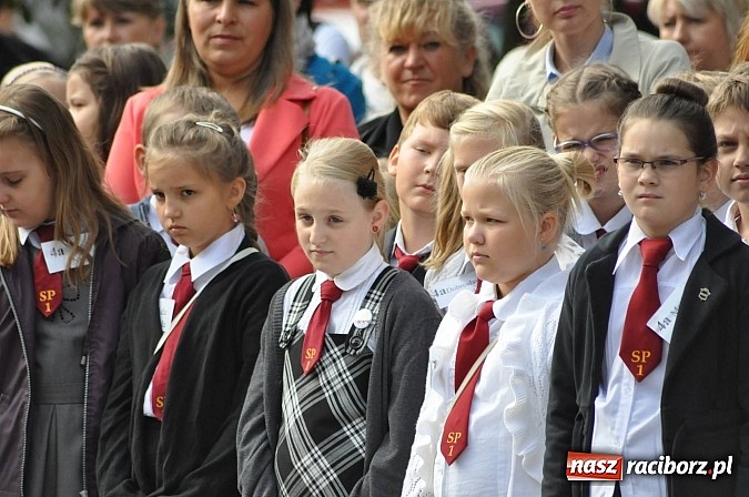 Zdjęcie w galerii na portalu naszraciborz.pl: Zabrzmiał pierwszy dzwonek. Już tylko rok szkolny do wakacji! wiadomości z regionu