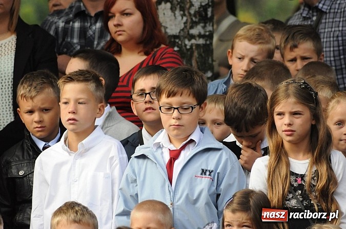 Zdjęcie w galerii na portalu naszraciborz.pl: Zabrzmiał pierwszy dzwonek. Już tylko rok szkolny do wakacji! wiadomości z regionu
