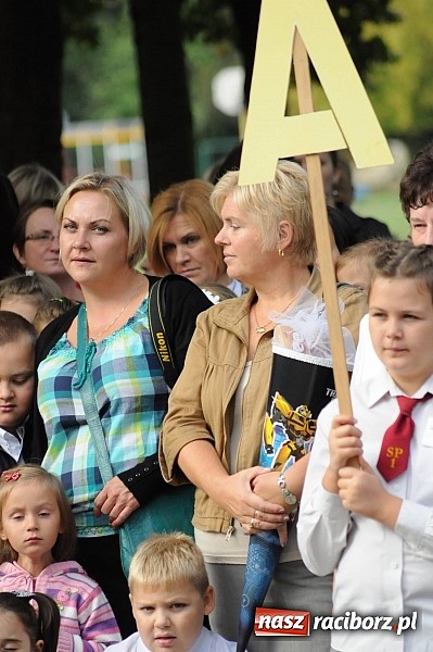 Zdjęcie w galerii na portalu naszraciborz.pl: Zabrzmiał pierwszy dzwonek. Już tylko rok szkolny do wakacji! wiadomości z regionu