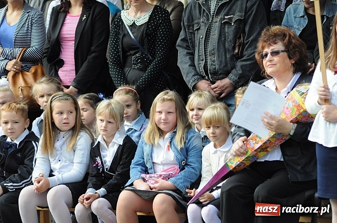 Zdjęcie w galerii na portalu naszraciborz.pl: Zabrzmiał pierwszy dzwonek. Już tylko rok szkolny do wakacji! wiadomości z regionu