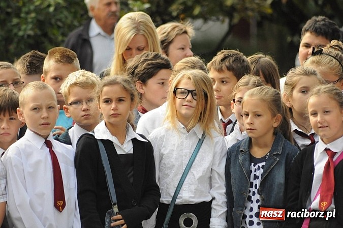 Zdjęcie w galerii na portalu naszraciborz.pl: Zabrzmiał pierwszy dzwonek. Już tylko rok szkolny do wakacji! wiadomości z regionu