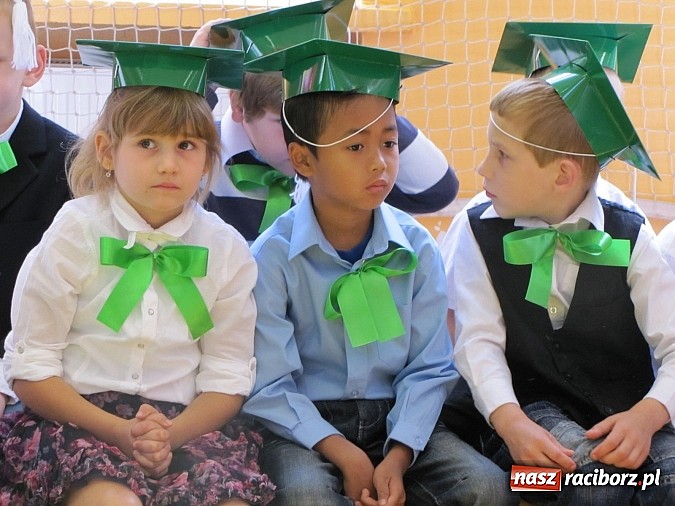 Zdjęcie w galerii na portalu naszraciborz.pl: Pierwszaki z SP 13 już po pasowaniu wiadomości z regionu